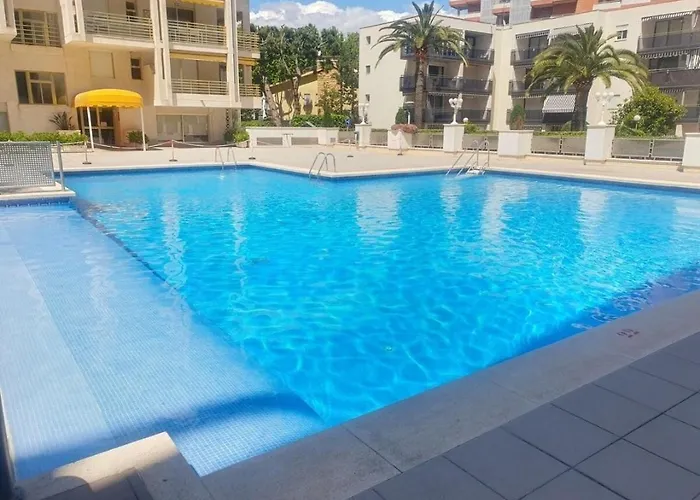 Varias Piscinas Salida Directa A La Playa Salou